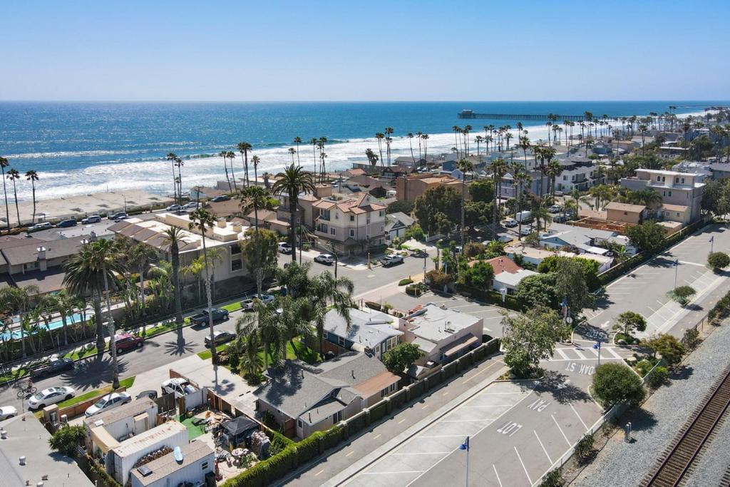 Oceanside Rocks Family Vacation Home Exterior photo