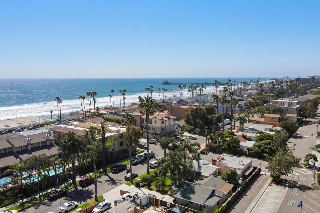 Oceanside Rocks Family Vacation Home Exterior photo